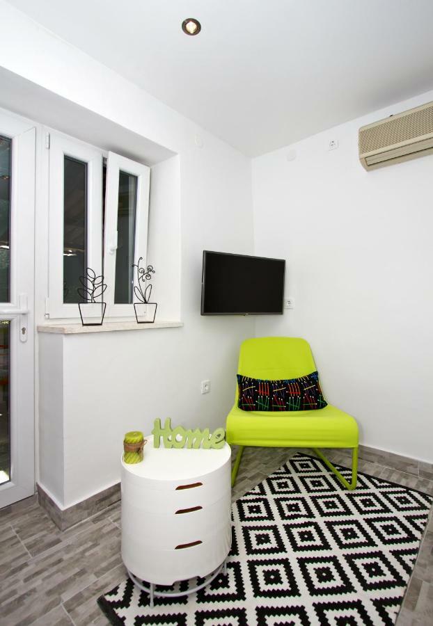 Shiny Apartment Split