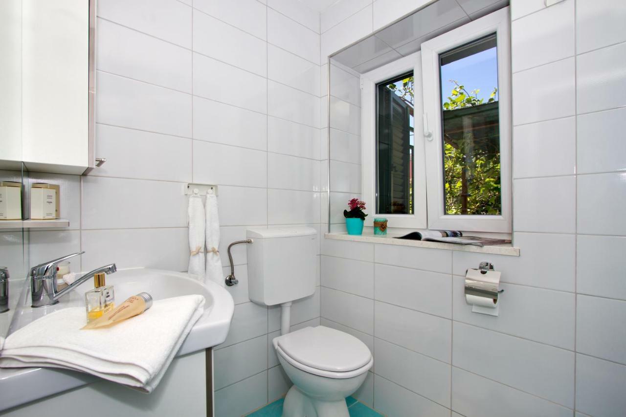 Shiny Apartment Split